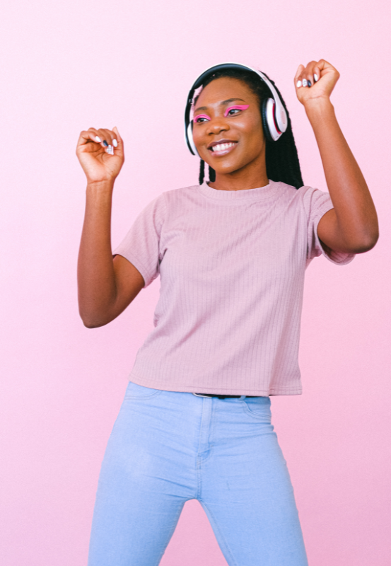 femme écoute musique sur plateforme de streaming